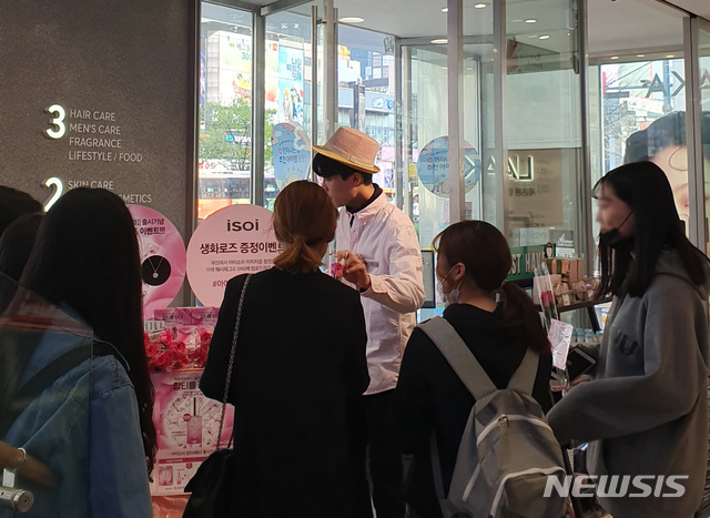 올리브영 강남본점 매장 직원이 장미꽃을 나눠주는 모습 (사진제공=아이소이)