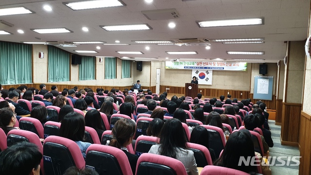 【안성=뉴시스】 경기도안성교육지원청이 경기도교직원 안성수덕원 대회의실에서 ‘청렴 IN 안성교육’ 실천 선포식을 벌이고 있다. (사진 = 경기도안성교육지원청 제공)