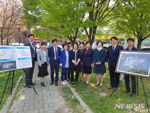 【전주=뉴시스】 한훈 기자 =전북 전주시의회 복지환경위원회(위원장 이경신 의원)가 지난 18일 덕진구 우아동 소재한 덕진보건소 신축현장을 찾아 공사 진행 상황 등을 점검했다고 19일 밝혔다.2019.04.19.(사진=전주시의회 제공) photo@newsis.com