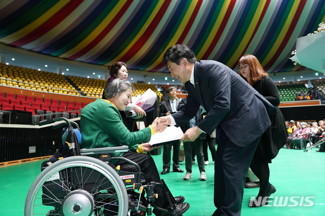 【제주=뉴시스】강정만 기자= 원희룡 제주지사가 19일 오전 한라체육관에서 열린 ‘제39회 장애인의 날 기념식’에서 한 장애우에게 상장을 주며 격려하고 있다. 2019.04.19 (사진= 제주도청 제공) photo@newsis.com