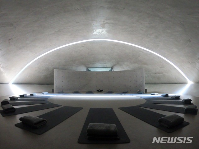【서울=뉴시스】 박현주 미술전문기자 = 뮤지엄산 산 명상관, 내부 모습. 일본 건축가 안도 다다오가 설계한 명상관은 회색의 시멘트으로 지어졌는데 천장에서 원형의 빛이 들어와 신비로움까지 자아낸다.