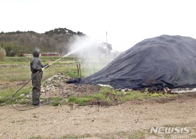 부안군이 악취가 발생하는 관내 퇴비 야적함에 차량을 이용해 악취제거제를 살포하고 있다.