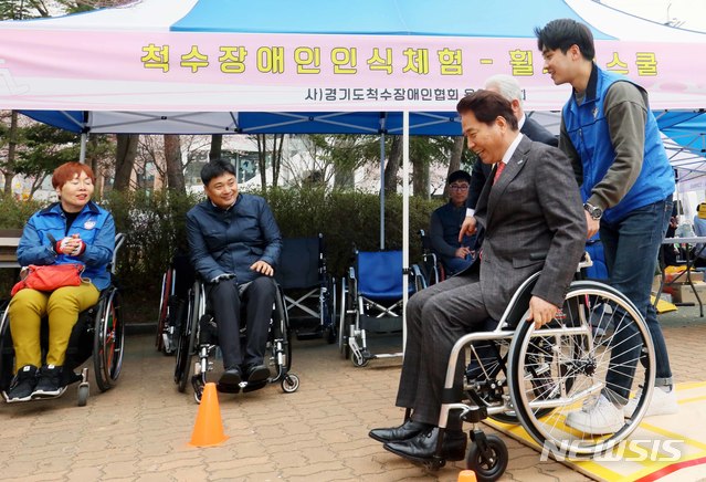 19일 장애인의 날 기념식에 이어 백군기 용인시장이 직접 휠체어를 타며 장애인의 고충을 체험해보고 있다. (사진제공=용인시)