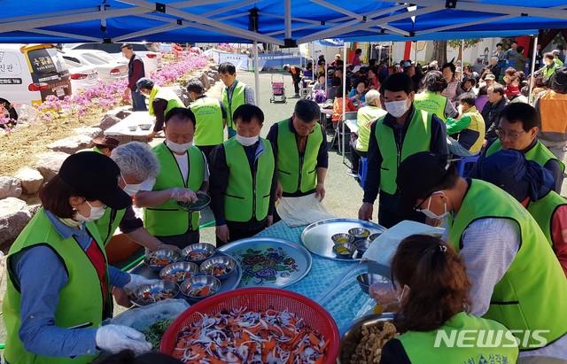 【창원=뉴시스】 경남 도내 퇴직예정 공직자들이 지난 18일 창원시 성산구 중앙동 평생교육원 앞에서 '사랑의 밥차' 배식 봉사 활동을 하고 있다.2019.04.19.(사진=경남도청 제공) photo@newsis.com