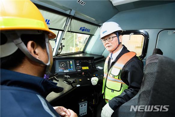 【서울=뉴시스】손병석 코레일 사장(사진 오른쪽)이 19일 오후 수색차량사업소에서 정비 중인 전기기관차의 기관실 운전 장치를 점검하고 안전 운행을 당부했다.  