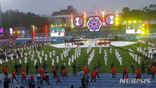 【경산=뉴시스】 강병서 기자=제57회 경북도민체육대회가 19일 오후 6시 경산시민운동장에서 도내 23개 시·군 1만2000여 선수단이 출전한 가운데 화려한 개막식을 가졌다. 2019.04.19. kbs@newsis.com 