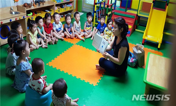 【광주=뉴시스】변재훈 기자 = 광주 서구는 서구 평생학습관이 운영하는 '그림책 읽어주는 시니어 Teacher' 사업에 참여할 유치원·어린이집 신청을 받는다고 19일 밝혔다. 사진은 지난해 사업 모습. 2019.04.19. (사진=광주 서구 제공)photo@newsis.com