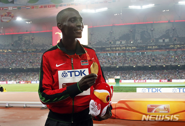 【베이징=AP/뉴시스】 2015년 중국 베이징에서 열린 세계육상선수권대회 남자 1500m에서 금메달을 딴 아스벨 키프로프