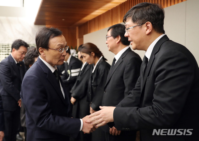 이해찬 더불어민주당 대표가 21일 서울 서대문구 신촌세브란스병원 장례식장에 마련된 故 김홍일 전 민주당 의원의 빈소를 찾아 조문한 뒤 유가족들을 위로하고 있다. 2019.4.21