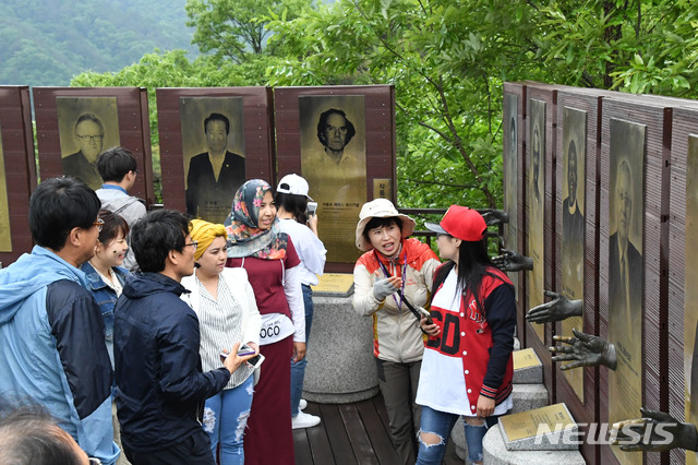 (사진은 지난해 평화의 댐을 찾은 외국인) 