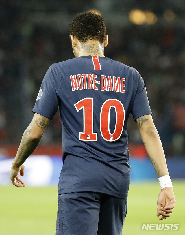【파리(프랑스)=AP/뉴시스】 네이마르. '노트르담'이라고 새긴 유니폼을 입고 있다. 
