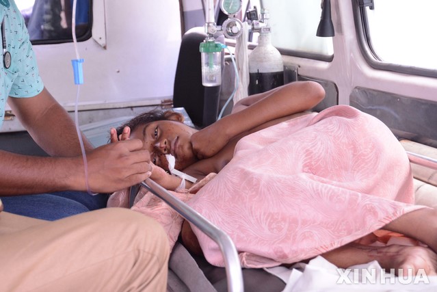 【콜롬보(스리랑카)=신화/뉴시스】21일(현지시간) 스리랑카 콜롬보 북쪽 네곰보의 한 병원에서 한 여자 어린이가 치료를 받고 있다. 스리랑카 경찰은 전날 교회와 호텔 등 섬 전역에 걸쳐 228명의 사망자를 낸 연쇄 폭발 용의자 13명을 체포했다고 22일 밝혔다. 2019.04.22. 