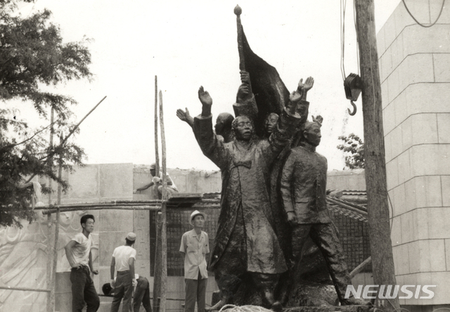 【서울=뉴시스】3.1독립선언기념탑의 당시 설치모습, 1963