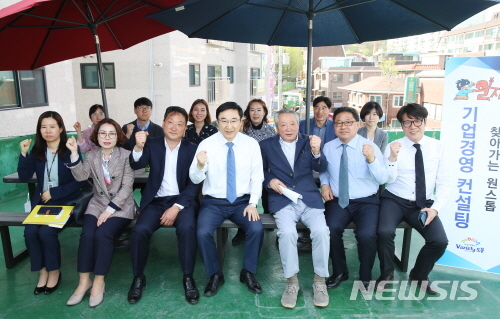 【서울=뉴시스】서울 도봉구 찾아가는 원스톱 기업경영 컨설팅 모습. 2019.04.23. (사진=도봉구 제공)