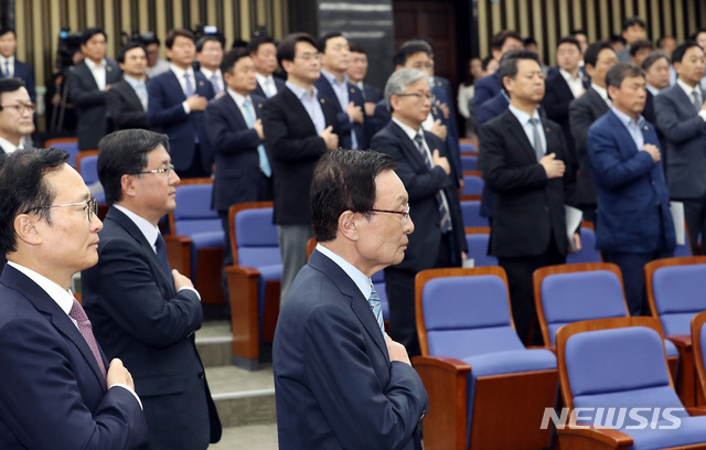 【서울=뉴시스】이종철 기자 = 더불어민주당 의원총회. 2019.04.23. jc4321@newsis.com