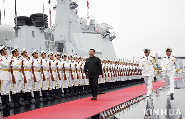 [칭다오=신화/뉴시스]2019년 4월 23일 중국 산둥성 칭다오 부두에서 인민복을 입은 시진핑 국가주석이 해군의장대를 사열하고 있다. 2019.04.23