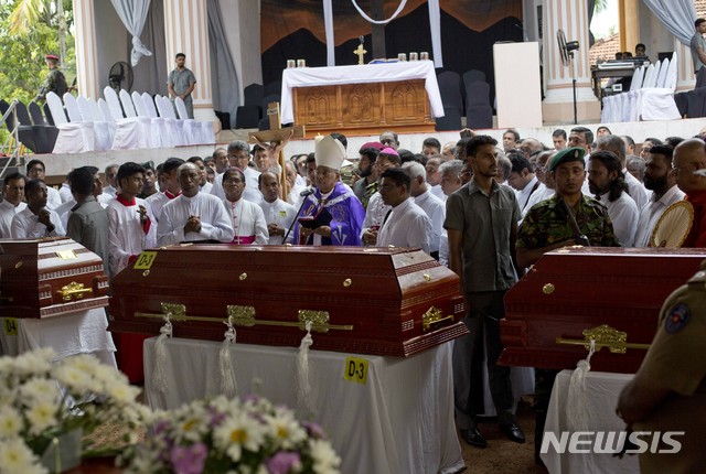 21일 부활절 오전 예배 자폭공격으로 112명이 사망했던 스리랑카 수도 북쪽 네겜보의 성세바스천 성당에서 23일 추기경 참관 아래 장례 예식이 열리고 있다    AP