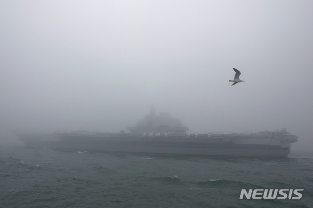 【AP/뉴시스】 중국 인민해방군 해군의 항공모함 랴오닝호가 4월23일 해군 창설 70주년을 기념하는 칭다오 근해 해상 퍼레이드에 참여하고 있다. 2019. 11. 19. 