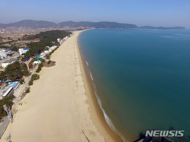 【완도=뉴시스】구길용 기자 = 전남 완도군은 24일 신지명사십리해수욕장이 환경교육재단(FEE) 국제본부로부터 블루플래그(BLUE FLAG) 국제인증을 받았다고 밝혔다. 2019.04.24. (사진=완도군 제공) kykoo1@newsis.com