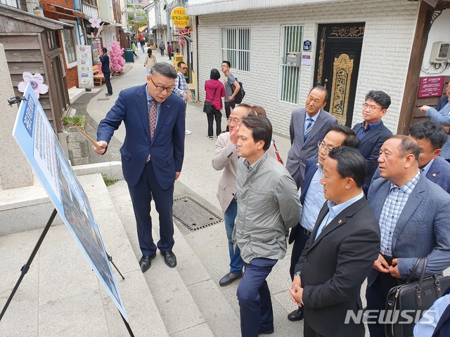 【포항=뉴시스】강진구 기자 = 안민석 국회 문화체육관광위원장이 경북 동해안 문화유적과 관광 연계 사업을 지원하기 위한 방안을 논의하기 위해 23일 오후 포항을 방문했다.사진은 이날 구룡포읍 적산가옥을 둘러보고 있는 안민석 위원장 일행.2019.04.24.(사진=민주당 포항남·울릉지역위 제공) photo@newsis.com