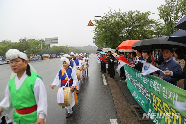 【경주=뉴시스】 이은희 기자= 24일 경주시민들이 축구종합센터 유치를 염원하며 부지선정위원단을 환영하고 있다. 2019.04.24. (사진= 블루원 제공) photo@newsis.com