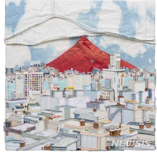 【서울=뉴시스】최소영, 붉은 산_2019, Denim on canvas, 46 ×5cm