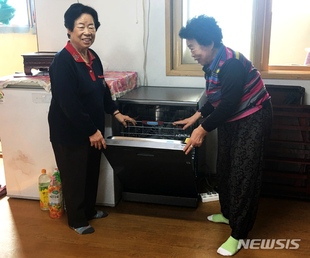 【장성=뉴시스】이창우 기자 = 전남 장성군이 마을 경로당을 더욱 편안하고 쾌적한 공간으로 꾸미기 위해 전신 안마의자와 건강벨트, 식기세척기, 공기청정기를 지원하고 있다. 사진은 식기세척기를 지원받고 즐거워하는 어르신들. 2019.04.24 (사진=장성군 제공)photo@newsis.com