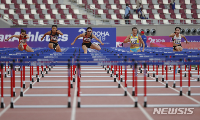 【도하=AP/뉴시스】 정혜림(오른쪽 끝)이 24일(현지시간) 카타르 도하에서 열린 2019 아시아육상선수권대회 여자 100m 허들 결선에서 역주하고 있다.