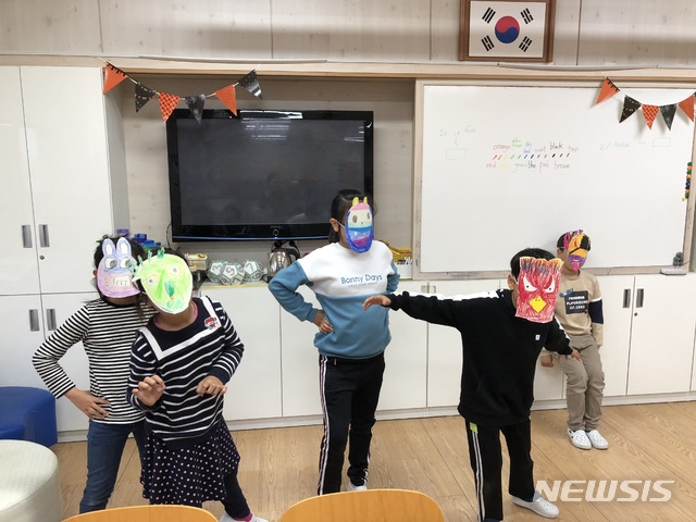 【안동=뉴시스】 초등학생들이 영어캠프에서 영어로 연극을 하고 있다. 2019.04.25 (사진=경북교육청 제공)