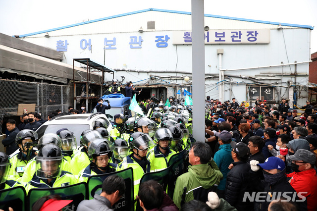 【서울=뉴시스】김선웅 기자 = 노량진 구 수산시장에 대한 법원의 5차 강제집행이 진행된 25일 서울 동작구 노량진수산시장 구 시장 내 활어보관장에서 집행이 진행되는 가운데 경찰이 집행인측과 상인의 충돌을 제지하고 있다. 2019.04.25. mangusta@newsis.com (사진=뉴시스DB)