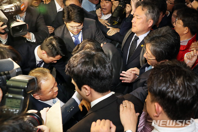 【서울=뉴시스】이종철 기자 = 25일 오후 서울 여의도 국회에서 한국당 의원들과 공수처법안을 반대하는 유승민 의원을 비롯한 바른미래당 의원들이 사개특위를 열려는 이상민 위원장(왼쪽)을 막고 있다. 2019.04.25.  jc4321@newsis.com