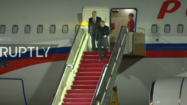 【서울=뉴시스】북러 정상회담을 마친 블라디미르 푸틴 러시아 대통령이 25일 저녁 중국 베이징에 도착했다. 푸틴 대통령이 전용기에서 내리고 있다. <사진출처: 영상 뉴스매체 럽틀리 캡쳐> 
