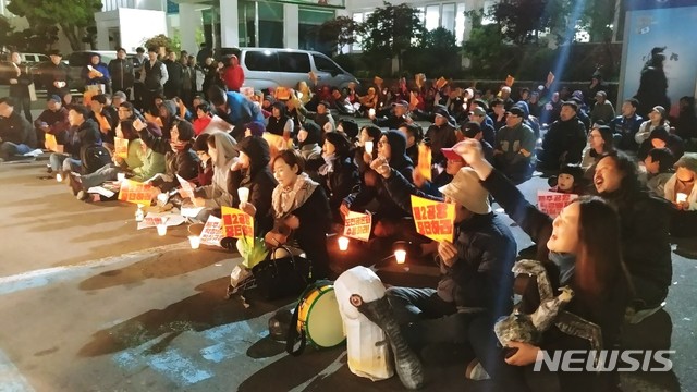 【제주=뉴시스】조수진 기자 = 26일 오후 제주시청 앞에서 제주 제2공항반대범도민행동과 제2공항성산읍반대대책위원회가 ‘혼디 모다드렁(함께 모여) 제2공항 막아내세’ 주제로 촛불집회를 열고 있다. 2019.04.26. susie@newsis.com