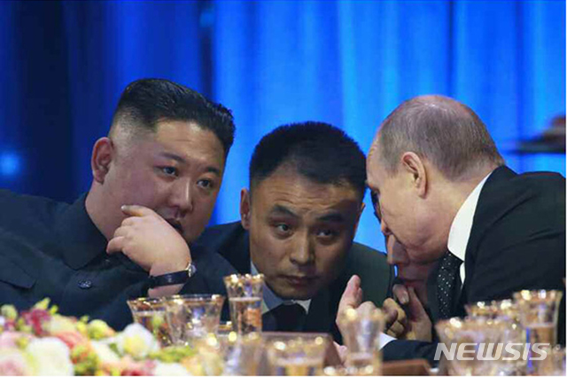 [서울=뉴시스] 지난 2019년 4월25일 김정은 북한 국무위원장과 블라디미르 푸틴 러시아 대통령이 러시아 극동연방대학교에서 정상회담 후 만찬을 하며 긴밀하게 이야기를 나누고 있다. 