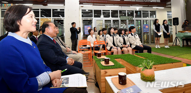 【광주=뉴시스】신대희 기자 = 26일 광주 동구 광주청소년 삶 디자인센터에서 열린 학교 공간 혁신 설명회에 참석한 유은혜 부우총리 겸 교육부장관이 학생들의 발표를 듣고 있다. 2019.04.26.  sdhdream@newsis.com