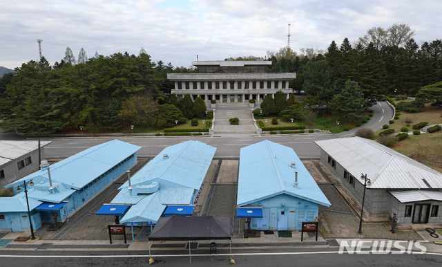 【판문점=뉴시스】사진공동취재단 = 26일 경기도 파주 판문점에서 '4.27 판문점선언 1주년 기념식' 리허설이 열렸다. 자유의집에서 바라본 군사분계선과 판문각의 모습. 2019.04.26.photo@newsis.com