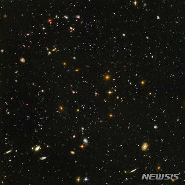 【NASA=AP/뉴시스】미국항공우주국(NASA) 허블우주망원경이 지난 2003년9월부터 2004년1월까지 촬영한 우주 사진 '허블 울트라 딥 필드'. 이 사진에는 1만개의 은하가 포착됐다. 2019.05.03