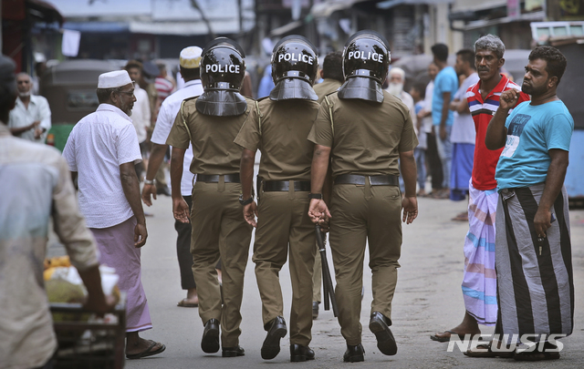【콜롬보=AP/뉴시스】스리랑카 당국이 1일 부활절 테러 사건 당시 직접 폭탄을 터뜨린 자살테러 용의자 9명의 신원을 공개했다. 사진은 지난달 26일 스리랑카 경찰이 무슬림 거주지역을 순찰하는 모습. 2019.05.02.