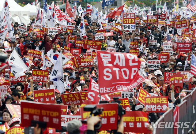 【서울=뉴시스】최동준 기자 = 자유한국당 당원들이 27일 서울 종로구 세종문화회관 앞에서 2차 문재인 정부 규탄 집회를 하고 있다. 2019.04.27.  photocdj@newsis.com