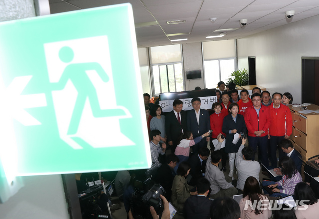 【서울=뉴시스】고승민 기자 = 자유한국당 나경원 원내대표를 비롯한 의원들이 28일 서울 여의도 국회 행정안전위원회 앞에서 긴급 기자회견을 하고 있다. 2019.04.28.kkssmm99@newsis.com