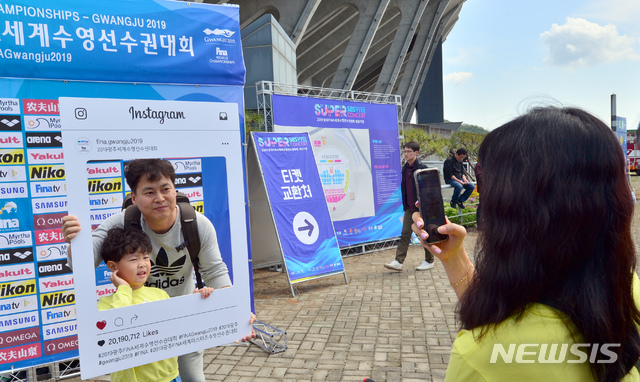 【광주=뉴시스】변재훈 기자 = 28일 오후 광주 서구 월드컵경기장에서 2019광주FINA세계수영선수권대회 성공기원 콘서트가 열리는 가운데 공연에 앞서 인증샷 이벤트에 참여, 기념사진을 촬영하고 있다. 2019.04.28. wisdom21@newsis.com