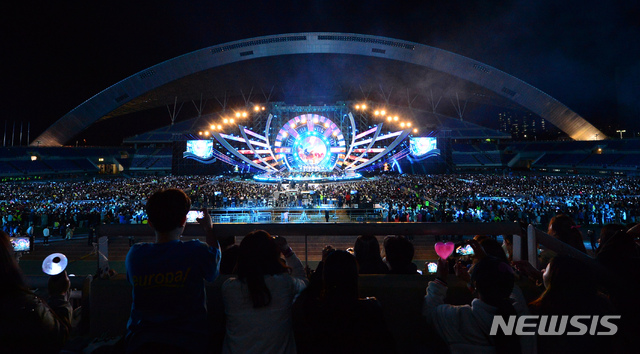 【광주=뉴시스】변재훈 기자 = 2019광주FINA세계수영선수권대회 성공기원 콘서트가 28일 오후 광주 서구 월드컵경기장에서 열리고 있다. 2019.04.28.  wisdom21@newsis.com