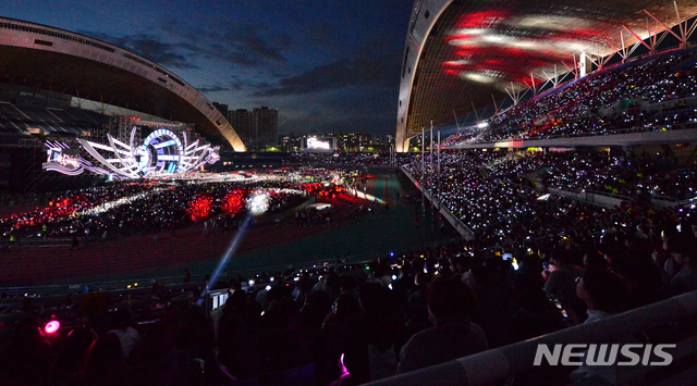 【광주=뉴시스】변재훈 기자 = 2019광주FINA세계수영선수권대회 성공기원 콘서트가 28일 오후 광주 서구 월드컵경기장에서 열리고 있다. 2019.04.28.  wisdom21@newsis.com