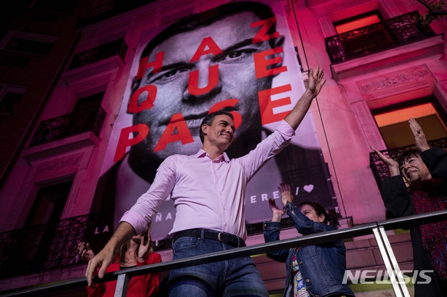 【마드리드=AP/뉴시스】 페드로 산체스 스페인 총리가 4월28일 치러진 총선이 개표 결과를 확인한 뒤 지지자들에게 승리 선언을 하고 있다. 2019.04.29.