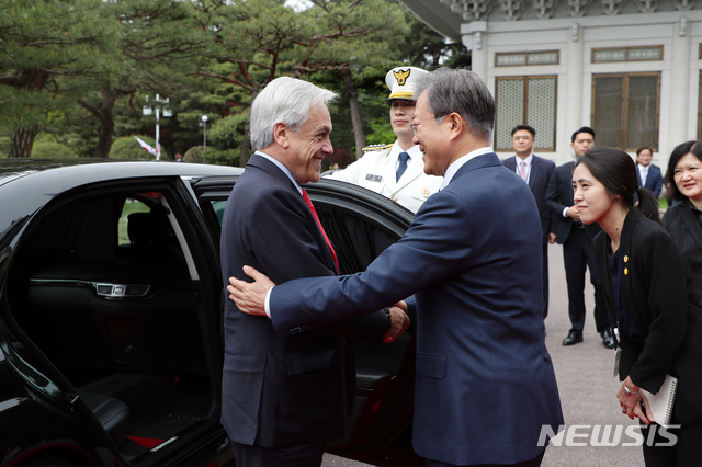 【서울=뉴시스】전신 기자 = 문재인 대통령과 세바스티안 피녜라 칠레 대통령이 29일 청와대 본관 앞에서 만나 악수하고 있다. 2019.04.29.  photo1006@newsis.com 