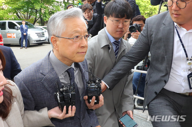 【서울=뉴시스】배훈식 기자 = KT 채용 비리 혐의를 받고 있는 이석채 전 KT회장이 30일 오전 서울 양천구 서울남부지방법원에서 열린 영장실질심사를 받기 위해 출석하고 있다. 2019.04.30.  dahora83@newsis.com