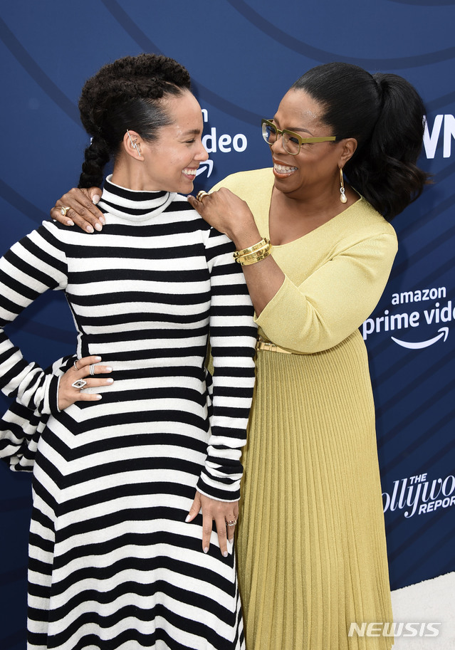 【로스앤젤레스 = AP/뉴시스】 오프라 윈프리가 앨리샤 키스(왼쪽)과 함께 LA의 오프라 윈프리 연예계 여권상 수상오찬회에서 만나서 기쁨을 나누고 있다.  