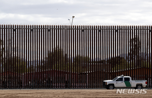 【 칼렉시코=AP/뉴시스】도널드 트럼프 미국 대통령이 멕시코 국경 장벽 건설과 관련해 강철 재질로 사용하도록 하는 등 세부사항에 대해 직접 지시했다고 16일(현지시간) 워싱턴포스트가 보도했다 .사진은  4월 5일 캘리포니아주 칼렉시코에 있는 국경장벽의 모습. 