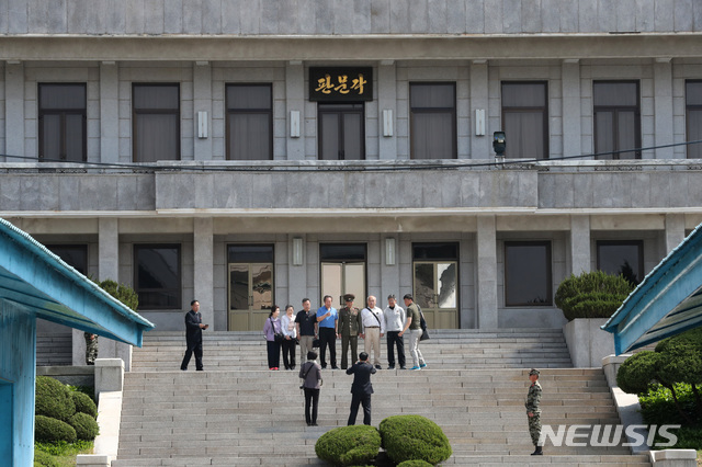 【판문점=뉴시스】사진공동취재단 = 판문점 공동경비구역(JSA) 견학이 재개된 1일 오전 북측 판문각을 방문한 관광객들이 기념촬영을 하고 있다. 2019.05.01. photo@newsis.com