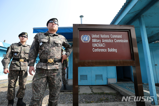 [서울=뉴시스]군사정전위원회 본회의실 입구에 비무장한 군인들이 경비를 서고 있다. (사진=뉴시스DB)